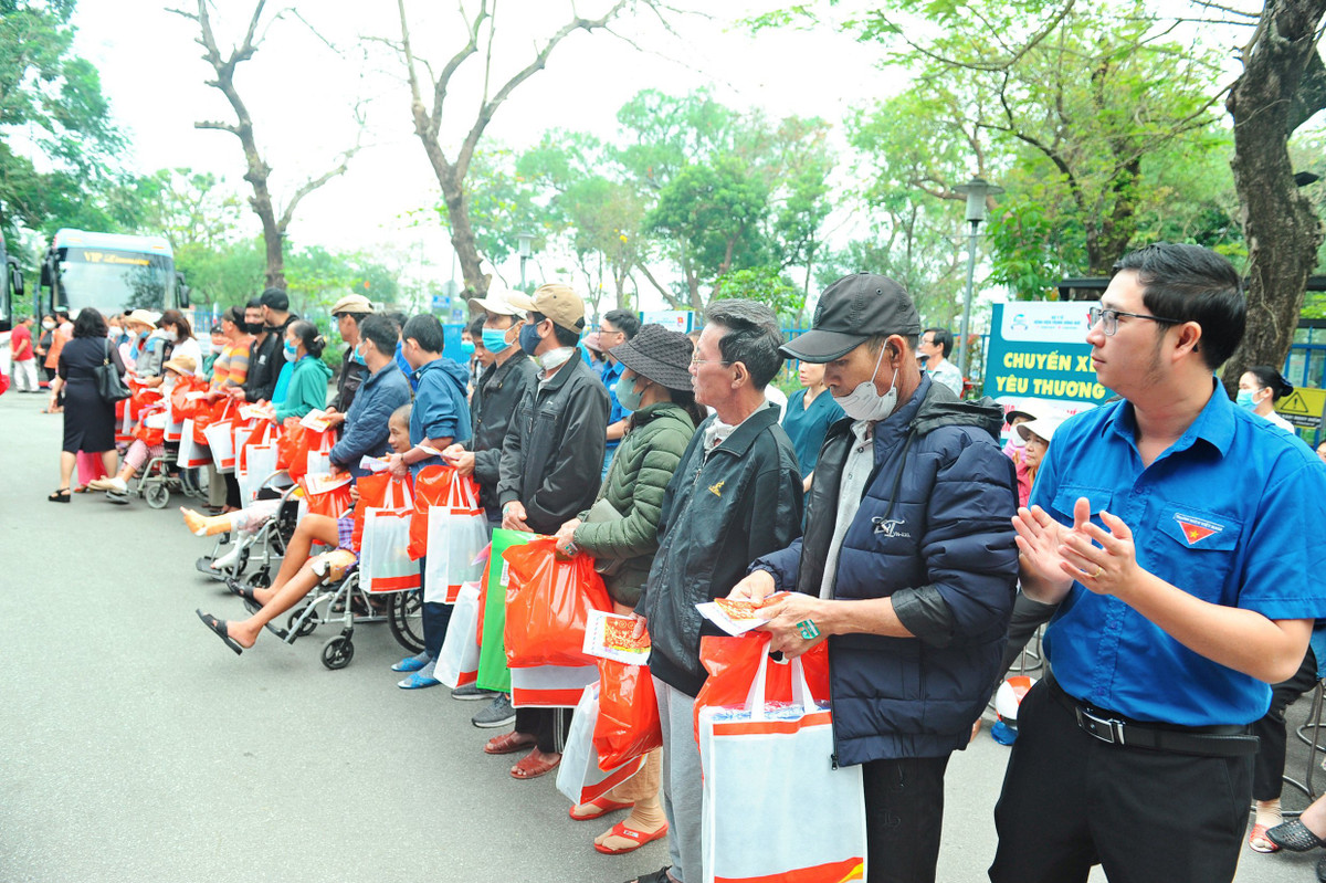 7 chuyến xe chở gần 200 bệnh nhân và người nhà khởi hành từ bệnh viện đi các tỉnh thành: Hà Tĩnh, Quảng Bình, Quảng Trị, Đà Nẵng, Quảng Nam, Quảng Ngãi.