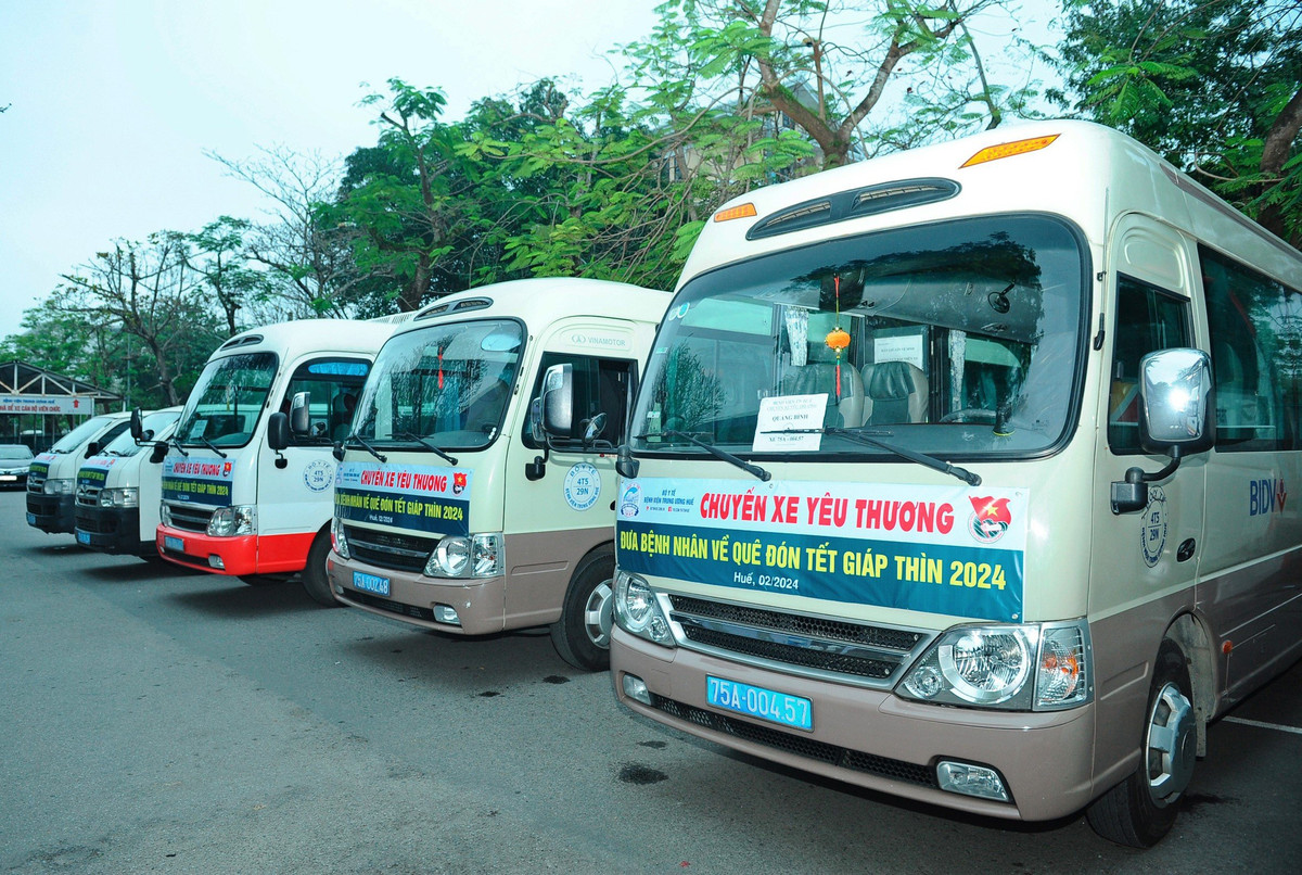 Xác định Tết Nguyên Đán là dịp để người thân trong gia đình cùng đoàn tụ với nhau. Đối với những bệnh nhân đang điều trị ở bệnh viện, việc sum họp với gia đình là một niềm hạnh phúc rất lớn. Sáng 3/2 Bệnh viện Trung ương Huế đã tổ chức 7 chuyến xe yêu thương chở hơn 200 bệnh nhân và người nhà về quê đón Tết miễn phí.