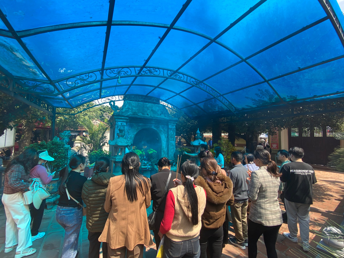 Đền bà Bích Châu luôn thu hút du khách bởi vị trí đẹp, kiến trúc cổ kính và linh thiêng. Đền còn có nhiều tên gọi khác là đền Hải Khẩu, đền Bà Hải hoặc đền Chế Thắng phu nhân. Theo sử sách ghi lại, bà Nguyễn Thị Bích Châu là con gái của đại thần Nguyễn Tướng Công, sinh ra ở Hải Hậu, Nam Định. Bà nổi tiếng là cô gái vừa xinh đẹp lại giỏi giang nên được mọi người hết mực yêu mến. Đến năm 1373, bà được vua Trần Duệ Tông yêu thương và tuyển làm cung nhân gọi là ái phi Bích Châu, lấy hiệu là Phù Dung.