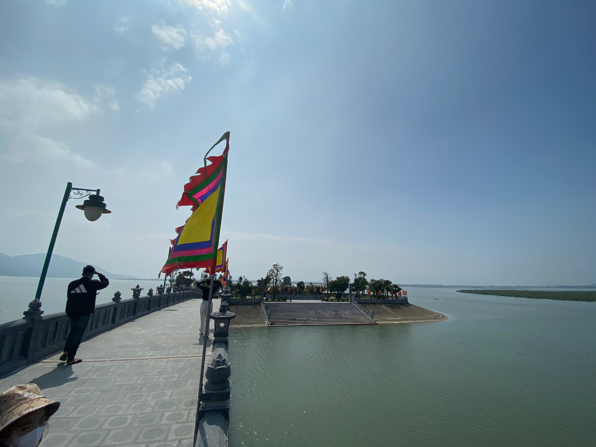 Khu vực bến thả hoa đăng phía trước cổng đền mở thêm không gian cho du khách trải nghiệm thoải mái hơn sau khi vào dâng lễ