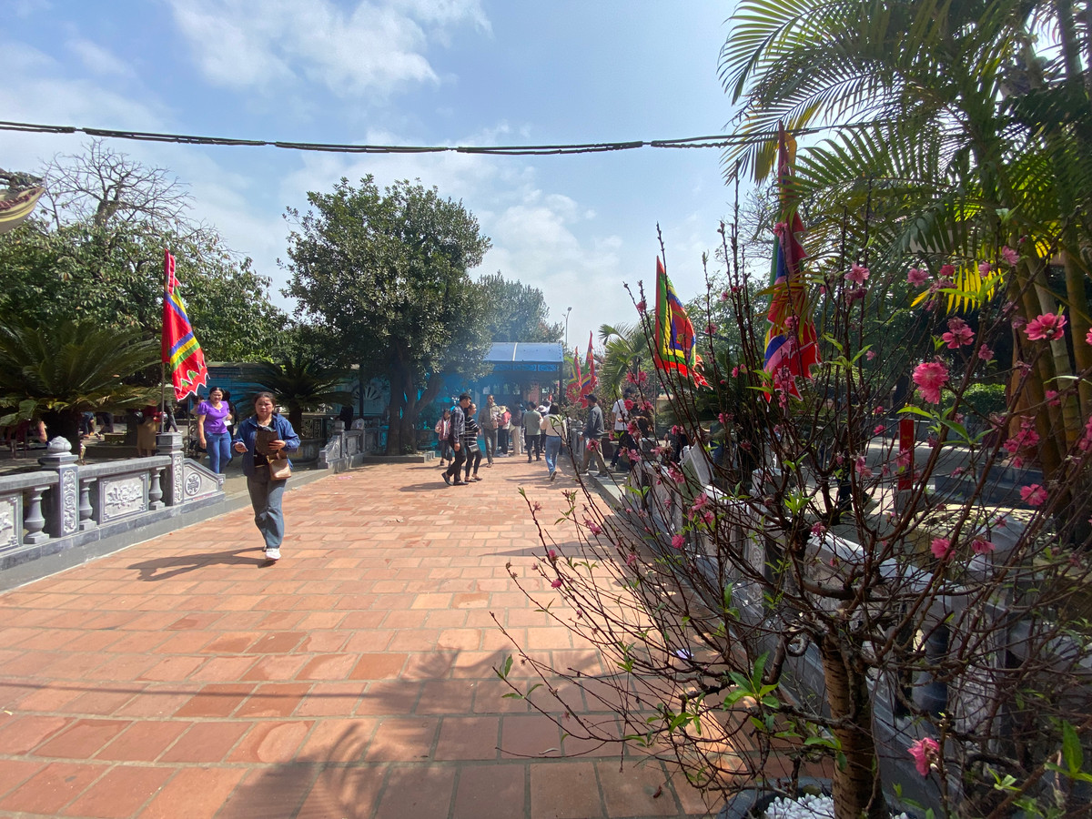 Không gian ngôi đền thiêng ngập tràn sắc xuân tươi mới, giúp du khách có những cảm nhận an vui ngày đầu năm.