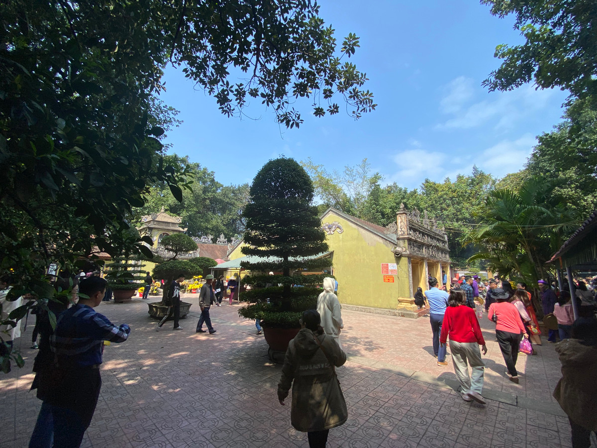 Lúc nhà Trần suy vong, Quý phi Bích Châu đã soạn thảo “Kê Minh Thập Sách” với đường lối quân sự, chính trị, văn hóa thiết thực, trọng yếu, phù hợp với giai đoạn lúc bấy giờ. Đến năm 1377, bà hộ giá nhà vua đem quân đánh Chiêm Thành, nhưng không may bị trúng độc và mất vào ngày 12 tháng 2. Đền bà Bích Châu được xây dựng trên một cồn cát rất rộng vào thế kỷ XIV, bao gồm khu cổng chính với đền miếu Ông Quan Tả, Nhà Quan Tả và Tam Quan. Năm 1991, đền đã được Bộ Văn hoá công nhận di tích lịch sử văn hoá danh lam thắng cảnh.