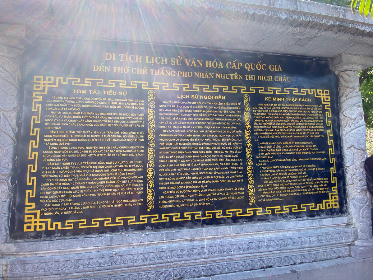 Lịch sử ngôi đền được khắc ghi đầy đủ lên bia đá phía cổng vào giúp du khách dễ dàng tìm hiểu.