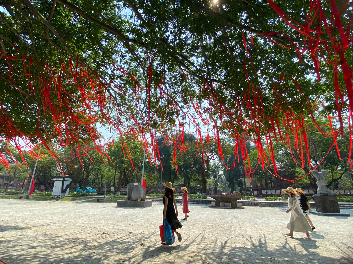 Gần trưa, nắng nhiều du khách đổ về đây để càng đông hơn