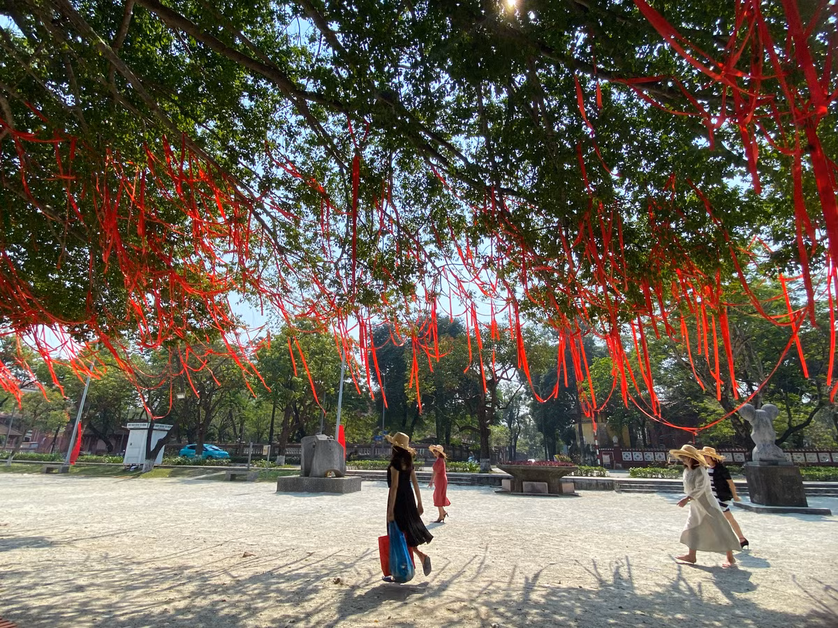 Gần trưa, nắng nhiều du khách đổ về đây để càng đông hơn