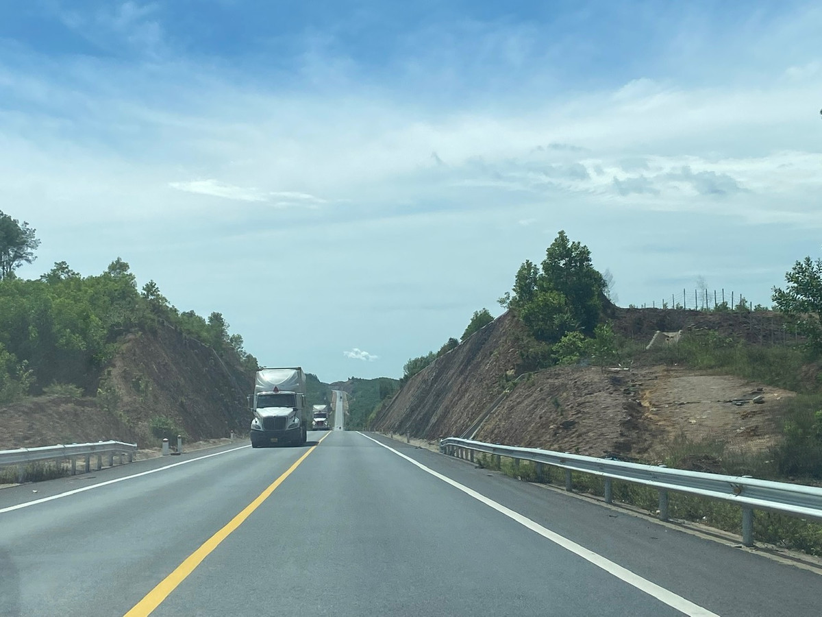 Dự án thành phần cao tốc đoạn Cam Lộ - La Sơn (thuộc dự án xây dựng đường bộ cao tốc Bắc – Nam phía Đông giai đoạn 2027-2020) có chiều dài xây dựng 98,35km, điểm đầu giao với QL9 (thuộc địa phận xã Cam Hiếu, huyện Cam Lộ, Quảng Trị) điểm cuối trùng với điểm đầu dự án La Sơn – Túy Loan (thuộc địa phận xã Lộc Sơn, huyện Phú Lộc, Thừa Thiên Huế).