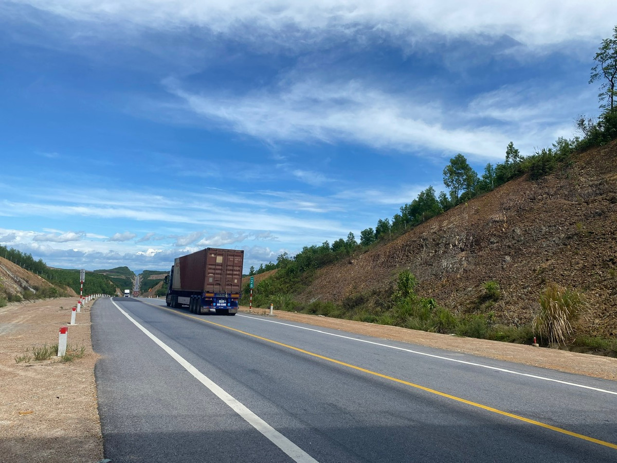 Giai đoạn đầu được đầu tư với quy mô 2 làn xe, bề rộng nền đường là 12m, riêng các đoạn vượt xe có quy mô 4 làn xe, bề rộng nền đường là 23m. Giai đoạn hoàn chỉnh có quy mô 4 làn xe, bề rộng nền đường 23m. Dự án có tổng mức đầu tư khoảng 7.669 tỉ đồng, sử dụng nguồn vốn trái phiếu Chính phủ, hoàn thành đưa vào khai thác 31/12/2022.