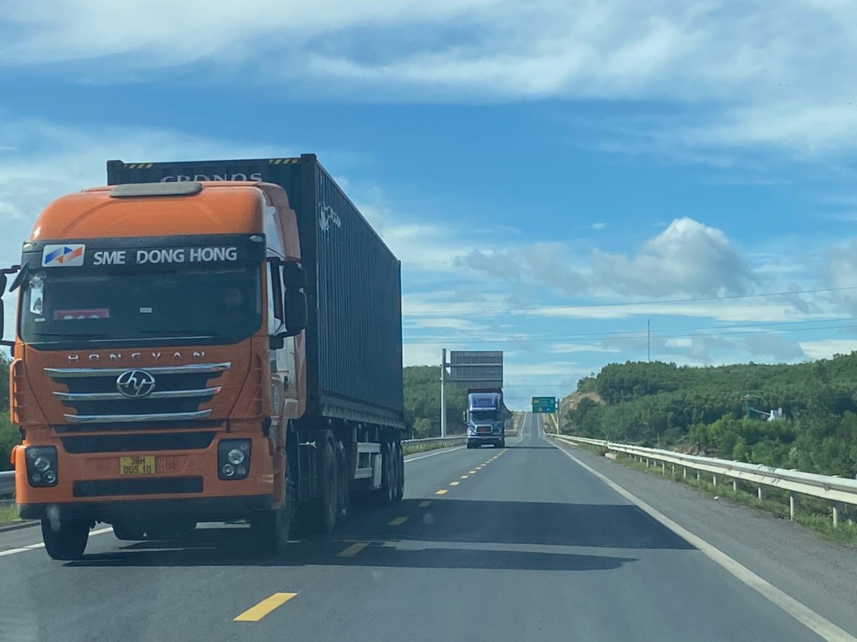 Theo ông Nguyễn Vũ Quý, Giám đốc Ban quản lý dự án (QLDA) đường Hồ Chí Minh, trên tuyến Cam Lộ - La Sơn hiện có khoảng 20 vị trí vuốt nối (nút cổ chai). Phạm vi, các điểm vuốt nối có chiều dài khoảng 200m và tuân thủ theo Quy chuẩn 41 (quy chuẩn báo hiệu quốc gia về báo hiệu đường bộ). Cuối năm 2023, Bộ GTVT đã giao cho Ban QLDA đường Hồ Chí Minh nghiên cứu, hoàn chỉnh hồ sơ đề xuất mở rộng tuyến cao tốc Cam Lộ - La Sơn lên thành 4 làn xe. Hiện nay Ban đang tiếp tục thực hiện, dự kiến khoảng 1 tháng nữa sẽ hoàn chỉnh để báo cáo. 