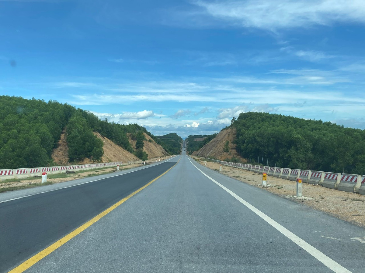 Theo Lãnh đạo Ban QLDA đường Hồ Chí Minh, Dự án thành phần đoạn Cam Lộ - La Sơn thuộc giai đoạn đầu tư công trung hạn 2017-2023, nguồn lực thời điểm đó có hạn nên không thể xây dựng 4 làn xe. Hệ thống ATGT và biển báo, kể cả phạm vi chiều dài vuốt nối 4 làn về 2 làn đều tuân thủ Quy chuẩn 41. Do địa hình núi cao nên nhiều khu vực sóng rất yếu, do đó có lẽ sẽ chập chờn khi nhận thông tin hướng dẫn, cảnh báo từ Google.