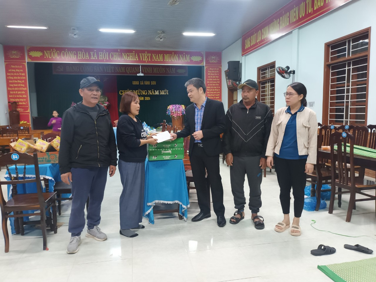 Hành khách trên xe được đưa về nghỉ tạm tại trụ sở UBND xã và được lực lượng chức năng thăm hỏi động viên. Được biết trong vụ tai nạn này có một số em nhỏ từ các tỉnh miền Nam về quê đón Tết.