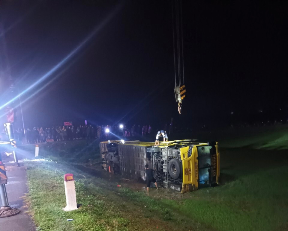 Thông tin ban đầu, khoảng 19h15 cùng ngày, tại QL1A đoạn qua xã Vĩnh Sơn, xe ô tô con BKS 74A-218.42 do ông trần Văn Quân (SN 1992) điều khiển khi xi nhan rẽ trái bị xe khách 76B-003.58 do anh Lâm Quang Tuân (SN 1983, trú tỉnh Quảng Ngãi) điều khiển, trên xe có 36 người lưu thông cùng chiều tông trúng.