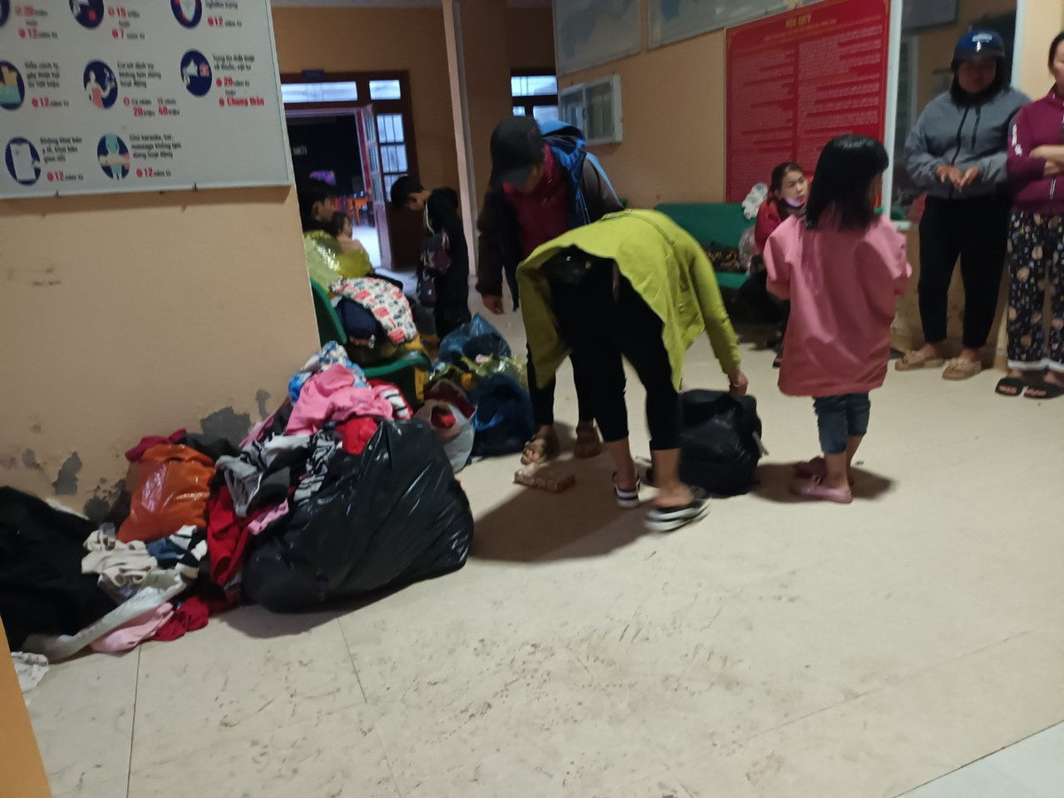 “Vụ va chạm khiến xe khách bị lật xuống ruộng, ít nhất 5 người bị thương được đưa đi cấp cứu, một số người khác bị xây xát nhẹ. Ngay khi xảy ra sự việc, lực lượng chức năng có mặt để đưa người bị thương đi cấp cứu và hỗ trợ đưa những hành khách khác trên xe về nghỉ tạm tại UBND xã, bố trí phương tiện đưa về quê", ông Thân Trọng Dũng thông tin.