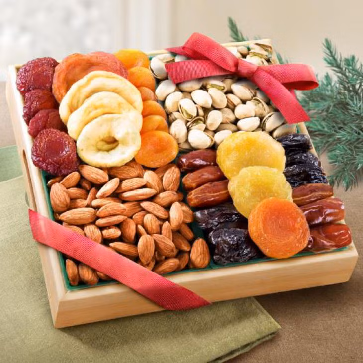 Trái cây khô có thể là lựa chọn đặc biệt hữu ích vào mùa không có trái cây tươi. Trái cây sấy khô giữ lại rất nhiều vitamin, giúp tạo thêm sức mạnh miễn dịch.