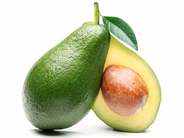 Trong số tất cả các loại trái cây, bơ có vẻ là lựa chọn lành mạnh nhất. Bơ giàu vitamin và khoáng chất, giữ cho cơ thể khỏe mạnh. Bơ cũng được chứng minh là làm giảm nguy cơ đau tim.