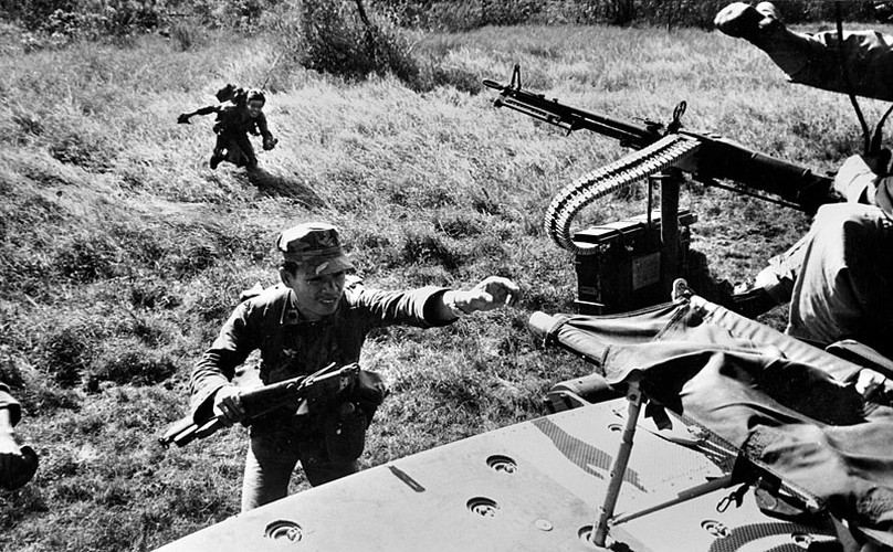 Mỗi trực thăng UH-1 thường được biên chế hai xạ thủ súng máy, với nhiệm vụ hỗ trợ hỏa lực, vừa là cung cấp thông tin về vị trí, vật cản xung quanh trực thăng cho kíp lái. Nguồn ảnh: Pinterest.