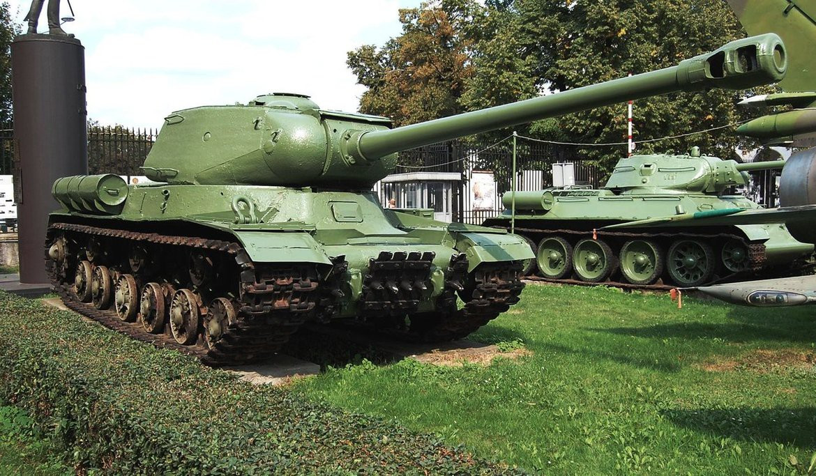 Trong đầu những năm 1950 các đơn vị IS-4 của Liên Xô thậm chí còn được đặt trong tình trạng sẵn sàng chiến đấu nếu như nước này chính thức can thiệp quân sự vào Bán đảo Triều Tiên, tuy nhiên điều này đã không xảy ra. Sau hơn 10 năm hoạt động, cuối cùng IS-4 bị Quân đội Liên Xô loại biên vào đầu những năm 1960 và chỉ một số ít được giữ lại để trưng bày trong các viện bảo tàng quân sự trong đó bảo tàng xe tăng Kubinka, gần Moskow ở Nga.