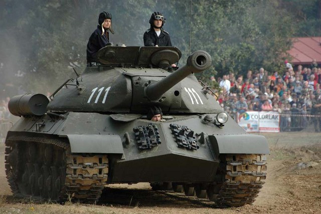 Liên Xô giới thiệu nguyên mẫu xe tăng IS-4 đầu tiên vào năm 1945 với tên mã Object 701-1, tiếp theo sau đó là nguyên mẫu Object 701-2. Cả hai nguyên mẫu IS-4 này đều được trang bị pháo tiêu chuẩn S-34 100mm và có thể mang theo 30 viên đạn pháo. Trọng lượng của các nguyên mẫu IS-4 ban đầu khoảng gần 56 tấn nó được trang bị một động cơ 750 mã lực. Ba nguyên mẫu tiếp theo của IS-4 cũng được giới thiệu không lâu sau đó, trong đó Object 701-5 được trang bị pháo tiêu chuẩn D-25T 122mm có trọng lượng lên tới 58.5 tấn. Sau một thời gian dài phát triển, Quân đội Liên Xô đã quyết định chọn nguyên mẫu Object 701-6 của IS-4 để đưa vào sản xuất hàng loạt. Nó được trang bị một pháo tiêu chuẩn D-25T 125mm với hệ thống động cơ và giáp bảo vệ không thay đổi.