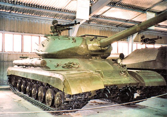 Trong quá trình phát triển IS-4, các kỹ sư Liên Xô cũng tiến hành phát triển một mẫu pháo tiêu chuẩn mới dành cho mẫu tăng hạng nặng này. Nhưng cuối cùng để giảm bớt chi phí nguyên mẫu IS-4 thử nghiệm lại được trang bị lại pháo tiêu chuẩn 122mm vốn được trang bị trên IS-2 và IS-3. Và đến tận nguyên mẫu IS-4 cuối cùng nó mới được trang bị một mẫu pháo tiêu chuẩn 125mm mới cùng hệ thống vũ khí phụ gồm một súng máy đồng trục và súng máy phòng không DShK 12,7mm.