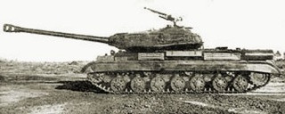 Để khắc phục vấn đề đó, các kỹ sư Liên Xô đã trang bị cho IS-4 hệ thống bánh xích truyền động có kết cấu 7 bánh chịu lực thay vì 6 cùng động cơ diesel mạnh mẽ hơn. IS-4 cũng được trang bị hệ thống làm máy và có thiết kế khoang động cơ chịu khá nhiều ảnh hưởng từ dòng xe tăng Panther của Đức.