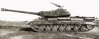 Để khắc phục vấn đề đó, các kỹ sư Liên Xô đã trang bị cho IS-4 hệ thống bánh xích truyền động có kết cấu 7 bánh chịu lực thay vì 6 cùng động cơ diesel mạnh mẽ hơn. IS-4 cũng được trang bị hệ thống làm máy và có thiết kế khoang động cơ chịu khá nhiều ảnh hưởng từ dòng xe tăng Panther của Đức.