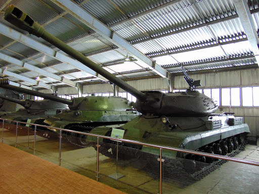 Có điều thú vị, dù được phát triển dựa trên IS-3, nhưng IS-4 lại có hình dáng tương tự như IS-2 nếu không muốn nói nó là một biến thể nâng cấp của IS-2 được đặt trên một mẫu khung gầm hạng nặng khác. Thiết kế khung gầm của IS-4 cơ bản giống IS-2 nhưng nó có lớp giáp bảo vệ dày hơn cùng thân xe được kéo dài, điều này khiến trọng lượng của IS-4 nặng hơn so với các phiên bản xe tăng IS trước đó.