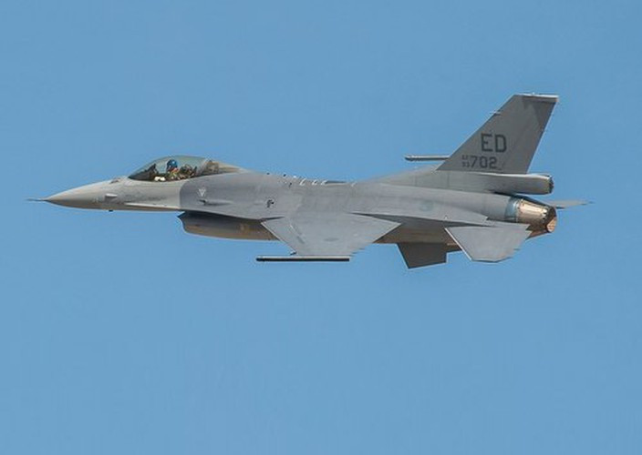 Bom Mk-84 được mang theo bởi F-16 có thể thổi bay nhiều tòa nhà hoặc kết cấu, xuyên phá kim loại dày 38 cm và bê tông dày 3,4 m tùy vào độ cao được thả, bán kính sát thương của bom là 370 m.