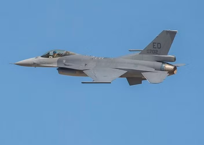 Bom Mk-84 được mang theo bởi F-16 có thể thổi bay nhiều tòa nhà hoặc kết cấu, xuyên phá kim loại dày 38 cm và bê tông dày 3,4 m tùy vào độ cao được thả, bán kính sát thương của bom là 370 m.