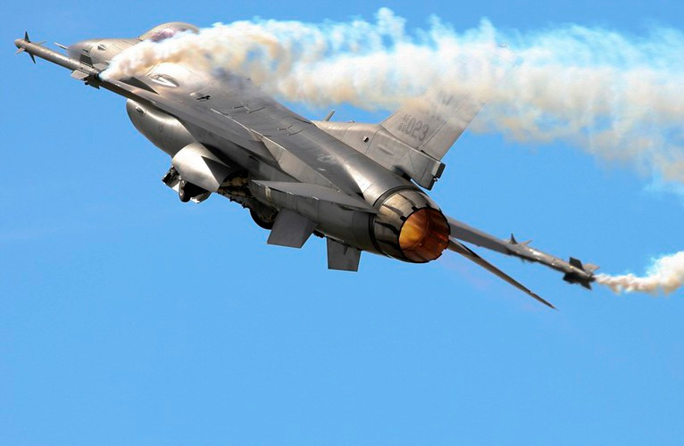 Bom đa năng Mk-84 có trọng lượng hơn 900 kg, là loại bom có sức công phá mạnh nhất trong dòng Mk-80.