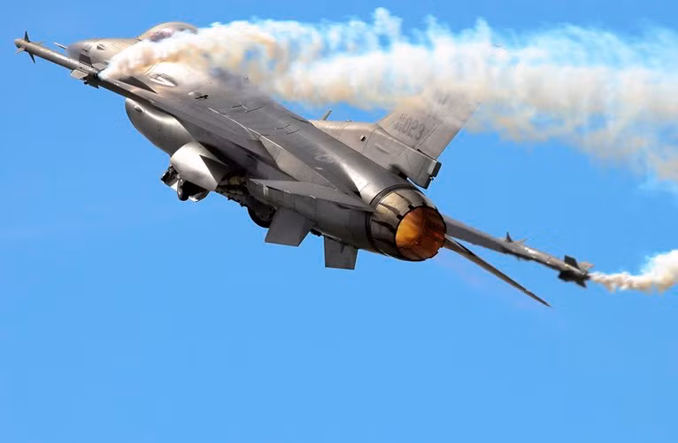 Bom đa năng Mk-84 có trọng lượng hơn 900 kg, là loại bom có sức công phá mạnh nhất trong dòng Mk-80.