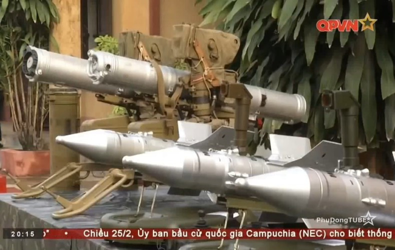 Đây là hình ảnh rõ nét nhất từ trước tới nay về tổ hợp tên lửa chống tăng B87 (2 bệ vũ khí lệch về bên trái ảnh, 3 quả đạn còn là tên lửa B72). B87 là định danh riêng của Việt Nam dành cho tổ hợp tên lửa chống tăng 9K111 Fagot do Liên Xô sản xuất (NATO định danh là AT-4 Spigot). Nguồn ảnh: Kênh QPVN