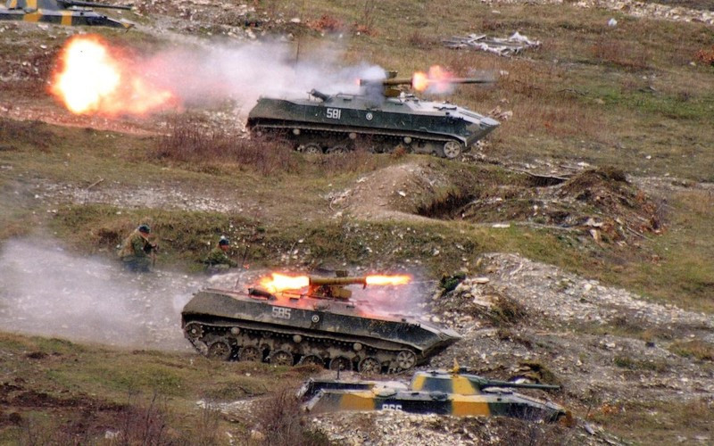 Hệ thống có thể khóa và tiêu diệt mục tiêu đang di chuyển với vận tốc dưới 60 km/h. Thiết bị phóng có thể quay ngang 360 độ theo chiều ngang, và có góc nâng +/- 20 độ. Kính ngắm có khả năng phóng đại gấp 10 lần và tầm nhìn 5 độ. Có thể bắn 3 tên lửa trong mỗi phút từ thiết bị phóng. Trong ảnh, triển khai bắn tên lửa Fagot từ xe thiết giáp. Nguồn ảnh: 1zoom