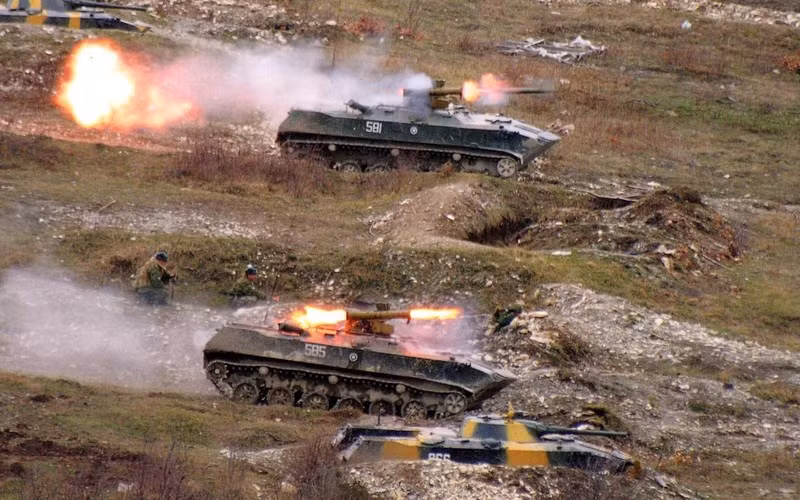 Hệ thống có thể khóa và tiêu diệt mục tiêu đang di chuyển với vận tốc dưới 60 km/h. Thiết bị phóng có thể quay ngang 360 độ theo chiều ngang, và có góc nâng +/- 20 độ. Kính ngắm có khả năng phóng đại gấp 10 lần và tầm nhìn 5 độ. Có thể bắn 3 tên lửa trong mỗi phút từ thiết bị phóng. Trong ảnh, triển khai bắn tên lửa Fagot từ xe thiết giáp. Nguồn ảnh: 1zoom