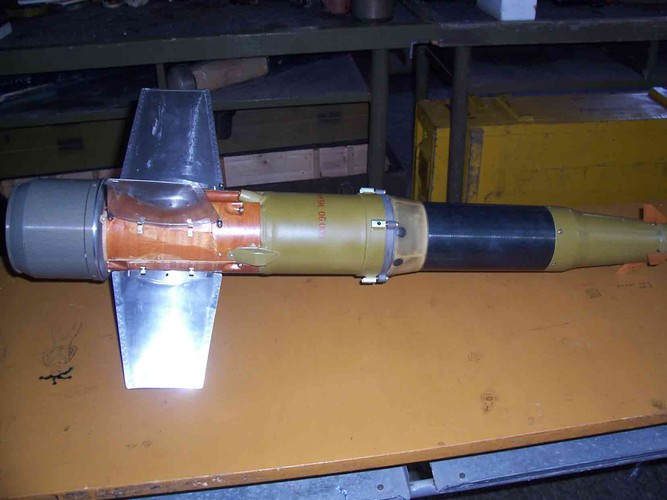 Còn đây là quả đạn 9M111 Fagot khi nằm ngoài ống phóng bảo quản trông rất đồ sộ, khi đưa vào ống phóng thì phần bánh lái sẽ được gấp gọn. Tên lửa nặng chừng 12,5kg, dài 1,1m, lắp đầu nổ chống tăng có trọng lượng 1,7kg. Nguồn ảnh: Valka