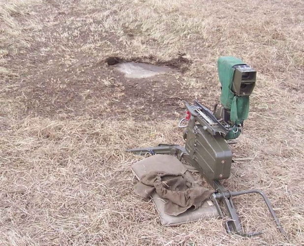 Trong ảnh là bệ phóng 9P135 lắp trên giá ba chân đơn giản, trên bệ này tích hợp bộ dẫn hướng 9S541 được gắn vào giá ba chân - tên lửa đặt ngay phía trên. Kính ngắm 9Sh119 được gắn ở bên trái (phía xạ thủ). Một hệ thống phóng đầy đủ có trọng lượng 22.5 kg. Nguồn ảnh: Army.lv