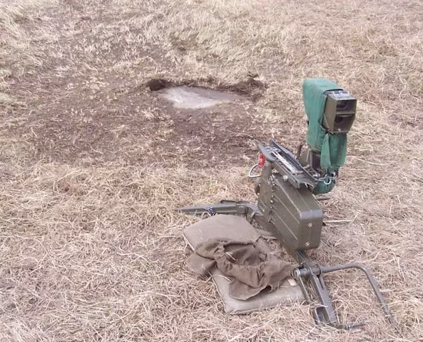 Trong ảnh là bệ phóng 9P135 lắp trên giá ba chân đơn giản, trên bệ này tích hợp bộ dẫn hướng 9S541 được gắn vào giá ba chân - tên lửa đặt ngay phía trên. Kính ngắm 9Sh119 được gắn ở bên trái (phía xạ thủ). Một hệ thống phóng đầy đủ có trọng lượng 22.5 kg. Nguồn ảnh: Army.lv