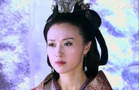 Khi hơn 600 mỹ nữ này đi qua, tiếng khóc của một mỹ nữ khiến Hứa Phụ giật mình. Bà bước ra phía trước cúi chào một mỹ nữ và nói với hoàng đế rằng: "Người này sẽ sinh thiên tử".