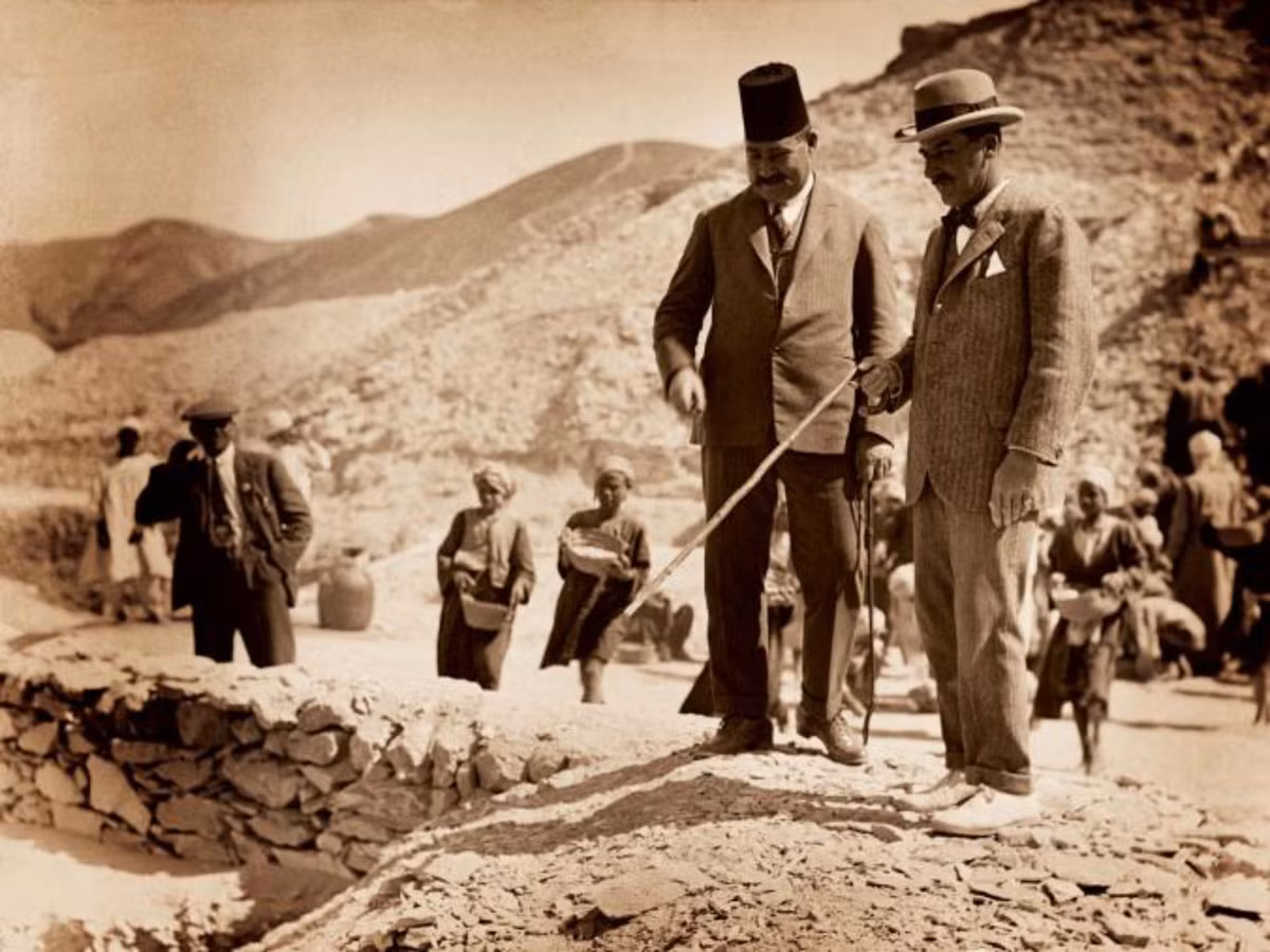 Tuy nhiên, trong thời gian sau đó, một số tranh cãi đã nảy sinh xung quanh vai trò của nhà khảo cổ học người Anh Howard Carter và cáo buộc rằng ông đã ăn cắp cổ vật từ khu mộ này.