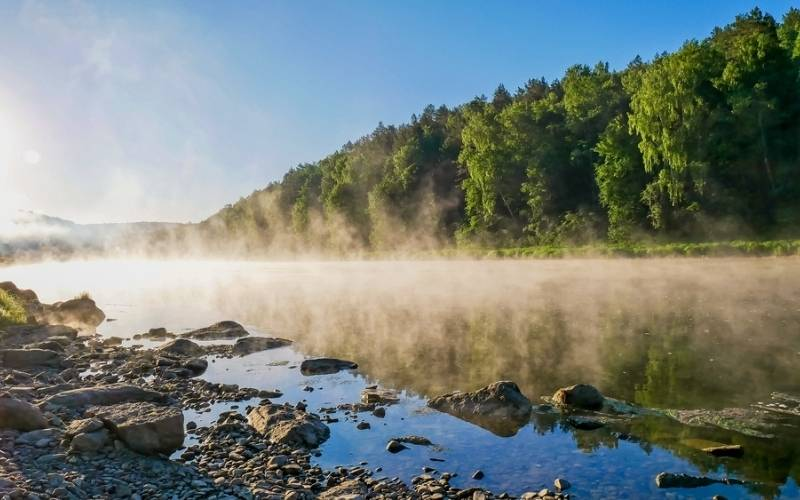 Sự tăng cường của hoạt động con người, như xây dựng đập, khai thác nước dưới lòng đất và chế độ sử dụng không bền vững, cũng góp phần vào tình trạng co rút này.