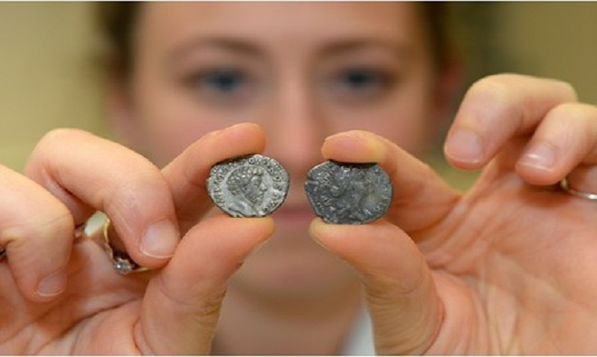 Ba đồng xu sớm nhất ra đời khi Mark Antony, đồng minh thân cận của hoàng đế Julius Caesar, giữ chức đại tướng quân năm 31 TCN.