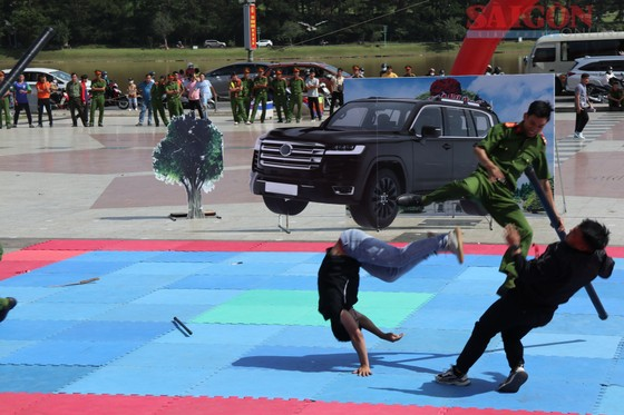 Cũng trong lễ khai mạc, các đoàn vận động viên đã xem các màn trình diễn của lực lượng Công an Lâm Đồng về khí công, kỹ, chiến thuật chiến đấu. Màn trấn áp tội phạm của Công an Lâm Đồng. Ảnh: ĐOÀN KIÊN