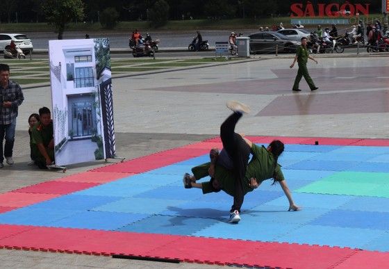Theo Ban tổ chức, Hội thi quân sự, võ thuật sẽ góp phần siết chặt kỷ luật, kỷ cương, xây dựng lực lượng công an nhân nhân thật sự trong sạch, vững mạnh, chính quy, tinh nhuệ, hiện đại. (Nữ cảnh sát thuộc Công an TPHCM thực hiện tư thế võ thuật khó. Ảnh: ĐOÀN KIÊN)