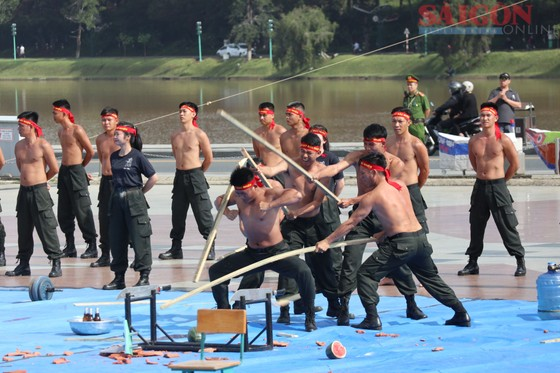 Tham dự hội thi có 800 vận động viên của 20 đội thi thuộc công an các tỉnh, thành và các cục, trường công an nhân dân khu vực phía Nam. (Màn trình diễn của lực lượng Công an Lâm Đồng về khí công. Ảnh: ĐOÀN KIÊN)