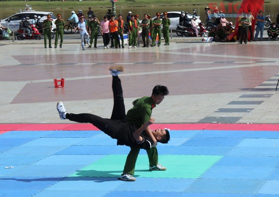 Chiến sĩ quyết tâm trong phần thi. Ảnh: ĐOÀN KIÊN