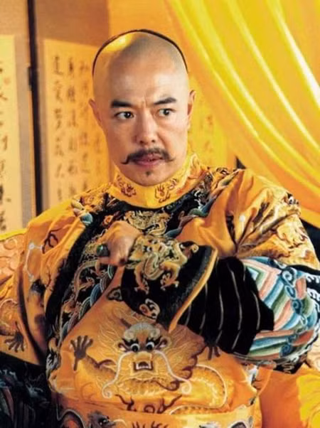 Càn Long cũng là người có lòng háo thắng mạnh mẽ, ông luôn tự cho là mình hoàn hảo, vây nên ông có một "bí mật" khó nói mà chỉ khi các chuyên gia phân tích long bào của ông mới phát hiện ra.