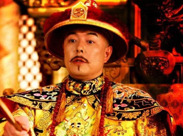 Người Anh cũng từng ghi lại thông tin về chiều cao của Hoàng đế Càn Long. Khi sứ đoàn Anh Macartney đến thăm Trung Quốc vào năm 1793, họ đã ghi lại: "Càn Long cao khoảng 5 feet 2 inch", tức là khoảng 1m57.