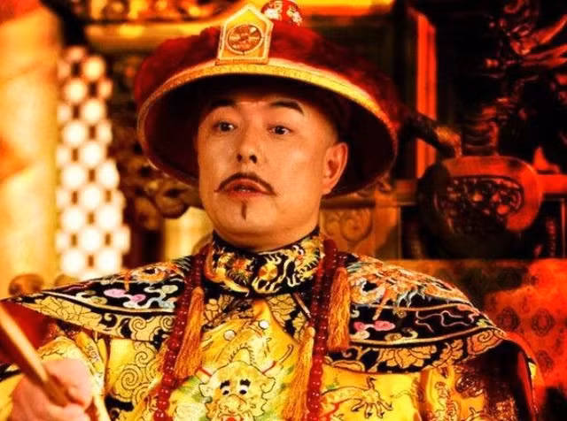 Người Anh cũng từng ghi lại thông tin về chiều cao của Hoàng đế Càn Long. Khi sứ đoàn Anh Macartney đến thăm Trung Quốc vào năm 1793, họ đã ghi lại: "Càn Long cao khoảng 5 feet 2 inch", tức là khoảng 1m57.