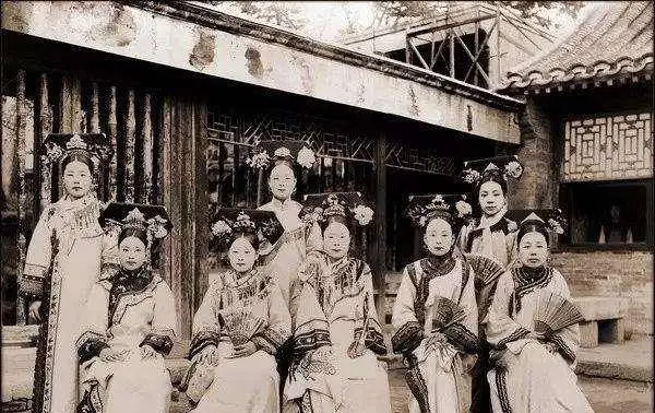 Một số giả thuyết được nêu ra lý giải nguyên nhân vua Càn Long có chiều cao "khiếm tốn" như vậy. Có thể là do hôn nhân cận huyết thống, là kiểu hôn nhân nội tộc, chỉ những cặp hôn nhân trong cùng họ hàng gần gũi với nhau.