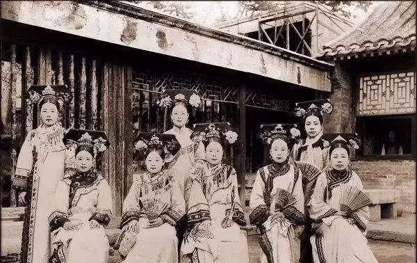 Một số giả thuyết được nêu ra lý giải nguyên nhân vua Càn Long có chiều cao "khiếm tốn" như vậy. Có thể là do hôn nhân cận huyết thống, là kiểu hôn nhân nội tộc, chỉ những cặp hôn nhân trong cùng họ hàng gần gũi với nhau.