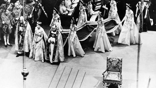 Trong buổi lễ do Tổng giám mục Canterbury thực hiện, Nhà vua Charles sẽ được xức dầu, nhận các biểu tượng truyền thống của quốc vương, bao gồm quả cầu và vương trượng, và được đội Vương miện Thánh Edwards lần đầu tiên. Bà Camilla chính thức trở thành hoàng hậu.