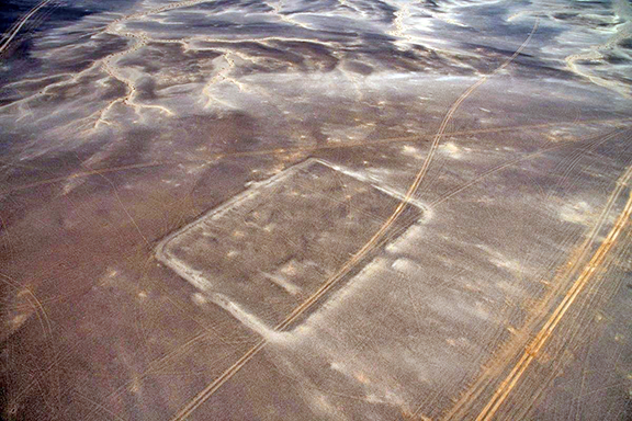 Trong trường hợp này, Michael Fradley, làm việc với một dự án có tên là Khảo cổ học có nguy cơ tuyệt chủng ở Trung Đông và Bắc Phi (EAMENA), đã phát hiện ba doanh trại bí mật La Mã đáng chú ý ở phía nam sa mạc Jordan.